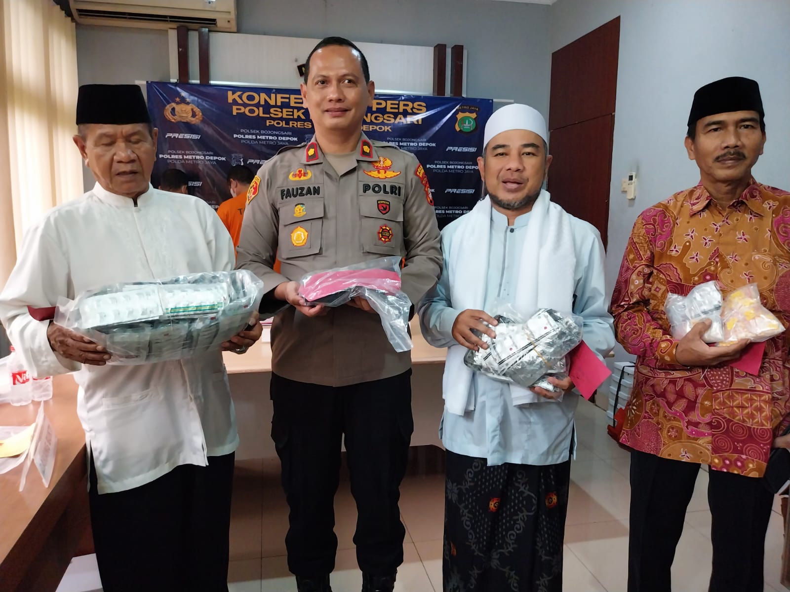 Polsek Bojongsari Tangkap Empat Tersangka Penjual Obat Daftar G Berkedok Warung Kelontong