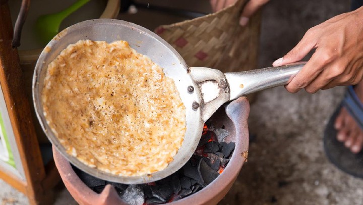 Kerak Telor, Cita Rasa Otentik Betawi yang Tak Lekang oleh Waktu